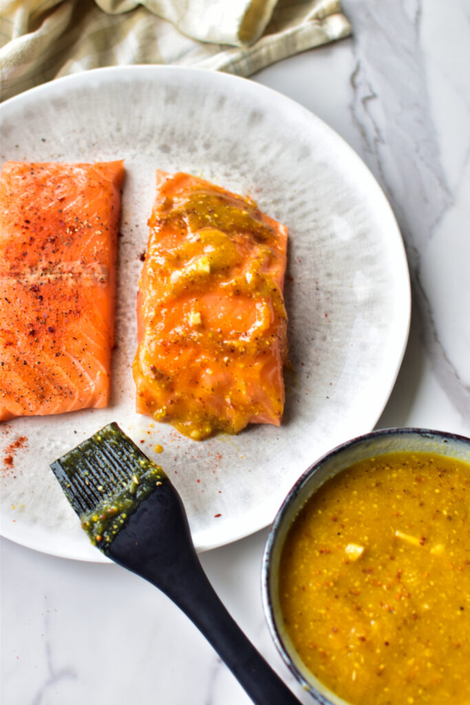 Schritt für Schritt: Lachs wird im Airfryer mit Pfirsich-Glasur bestrichen.