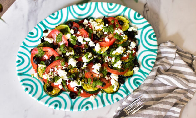 Mediterrane Zucchini-Tomaten-Platte mit Fetakäse und Oliven