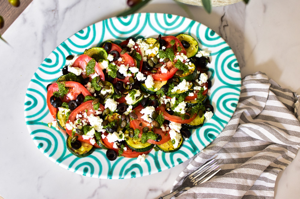 Mediterrane Zucchini-Tomaten-Platte mit Fetakäse und Oliven