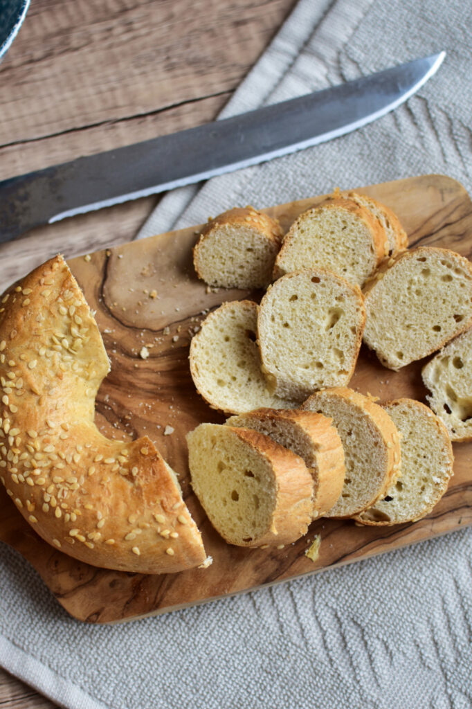 Geschnittene Sesam Bagel Scheiben auf einem Schneidebrett. So entstehen Bagel Chips in der Heißluftfritteuse