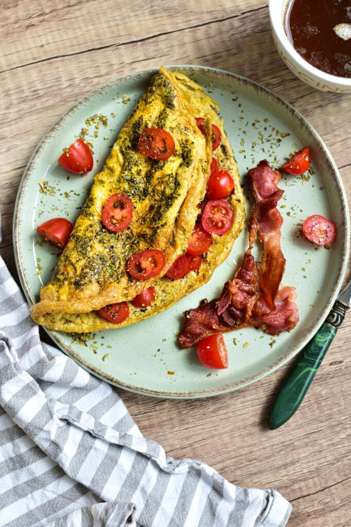 Schnell zubereitetes Airfryer Omelett, das im Rahmen der Osterbrunch Ideen für ein energiereiches Frühstück und ein lebendiges Osterfest sorgt