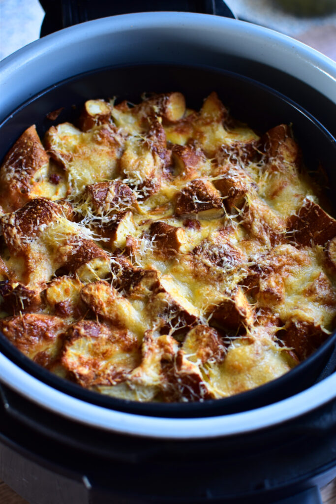 Brezelauflauf mit knuspriger Käsekruste im Airfryer