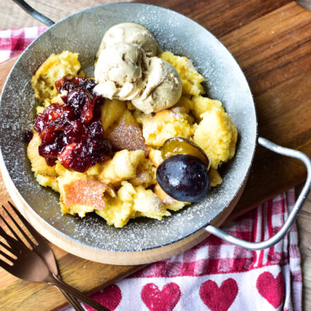 Zwetschgenschmarrn Rezept - Fluffiger Kaiserschmarrn mit frischen Zwetschgen und einer Kugel Eis