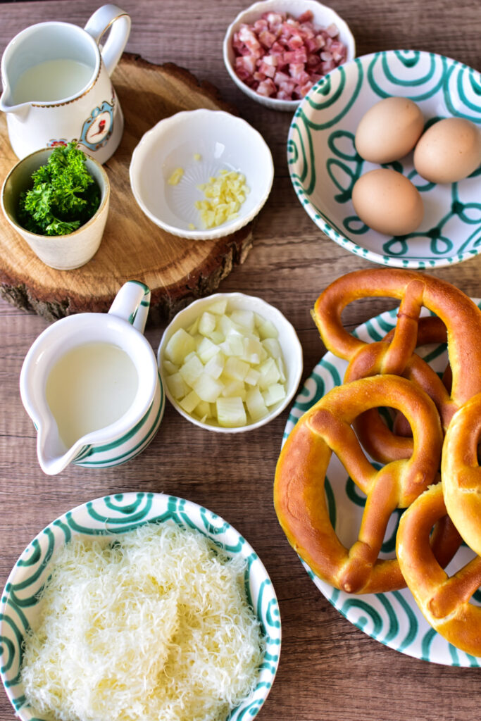 Zutaten für Brezelauflauf: TK-Brezeln, Sahne, Eier und Bergkäse