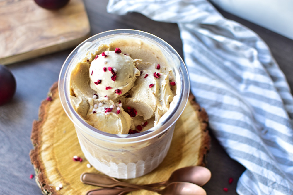 Cremig, fruchtig, lecker: Zwetschgen Eis mit dem Ninja Creami Deluxe - selbstgemacht.