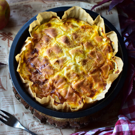 Frisch gebackener Apfelkuchen aus dem Airfryer