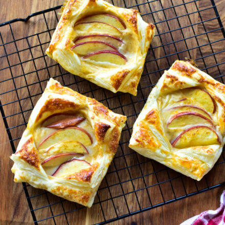Apfel-Pudding-Taschen aus Blätterteig, perfekt gebacken und dekoriert mit Karamell.