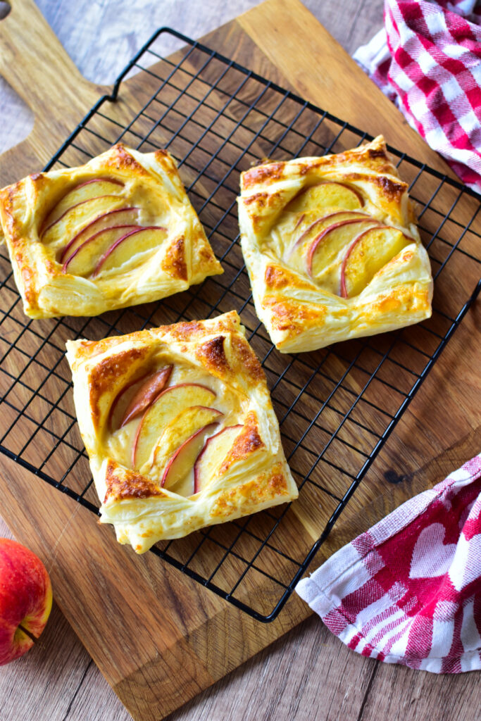 Blätterteig Apfel Pudding Taschen frisch aus dem Ofen mit goldbrauner Kruste.