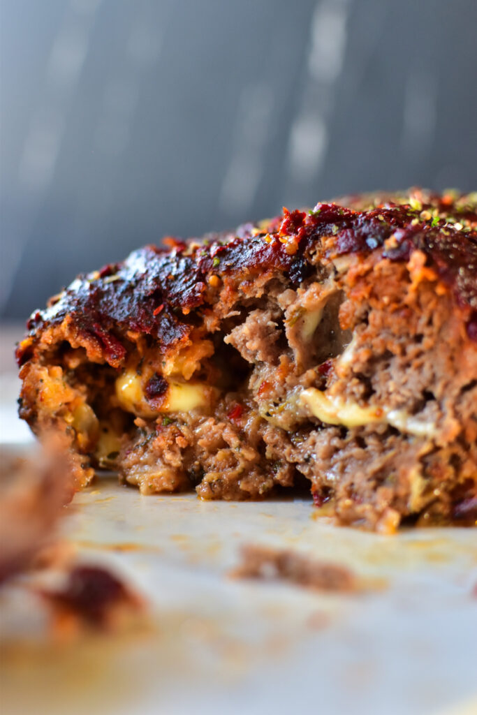 Detailbild des gegarten Hackbraten aus dem Airfryer saftig und mit knuspriger Kruste