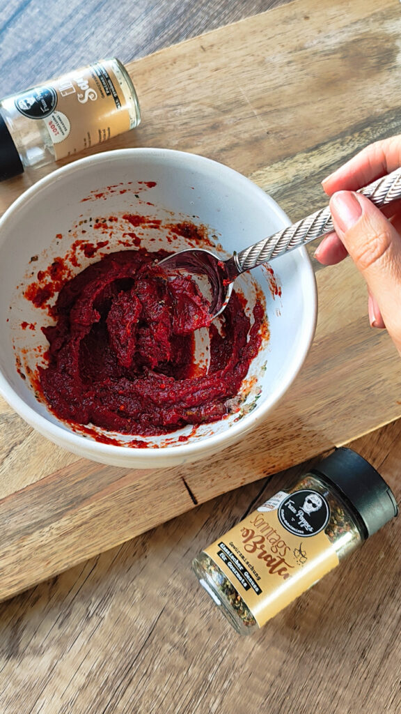 Glasur aus Tomatenpaste und Frau Poppes Sonntagsbraten-Gewürz auf dem Hackbraten.