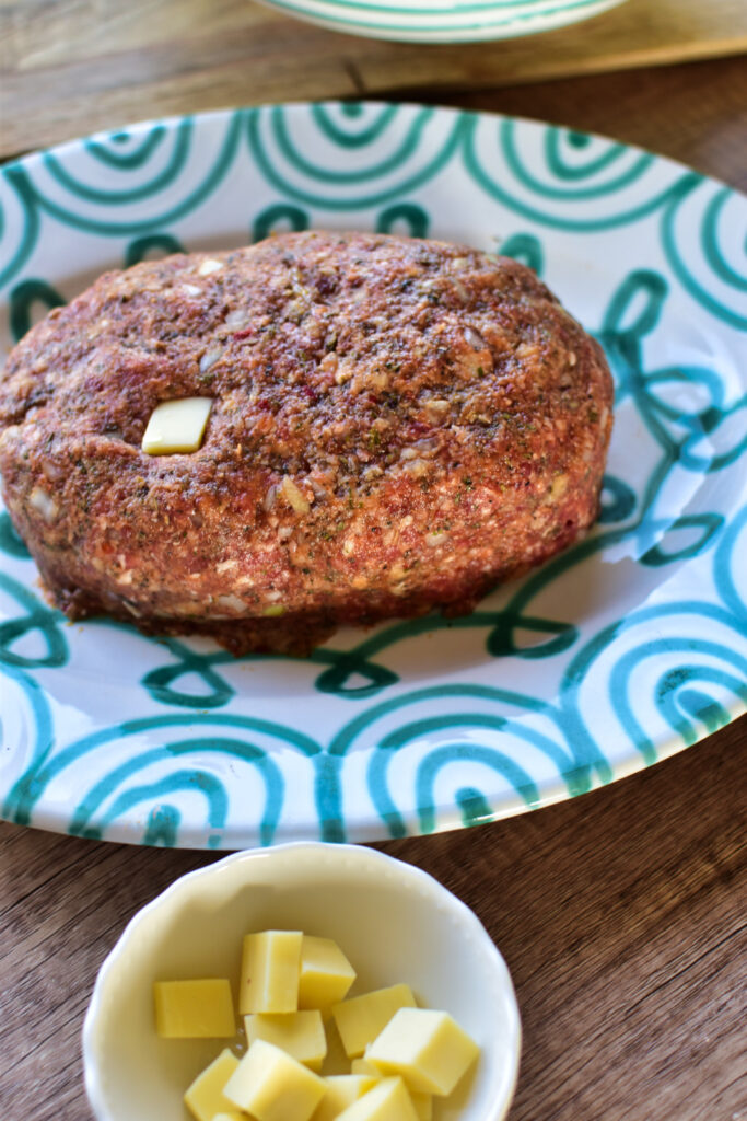 Hackbraten gefüllt mit Gouda-Käsewürfeln, perfekt für saftigen Geschmack.