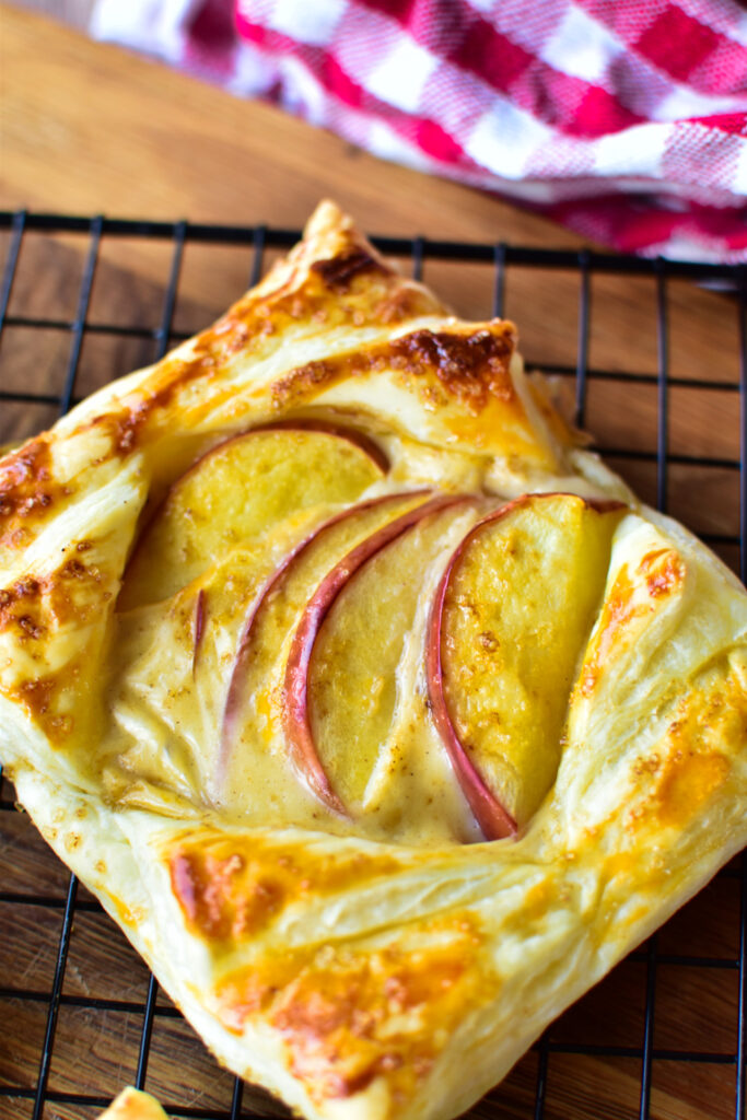 Blätterteigtaschen mit Puddingfüllung und Salzkaramell bestreut, bereit zum Servieren