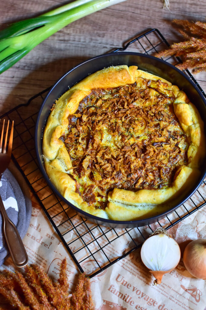  Der Zwiebelkuchen wird im Airfryer bei 170 °C goldbraun gebacken und mit Alufolie abgedeckt.