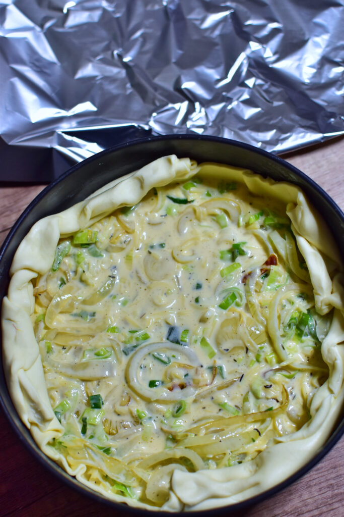 Zwiebelkuchen in der Form für die Heißluftfritteuse