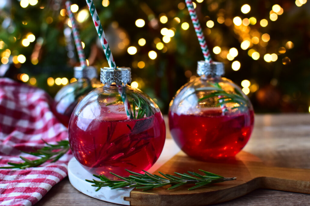 Schöner Aperitif zu Weihnachten serviert in einem Christbaumkugel Glas