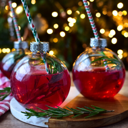 Schöner Aperitif zu Weihnachten serviert in einem Christbaumkugel Glas