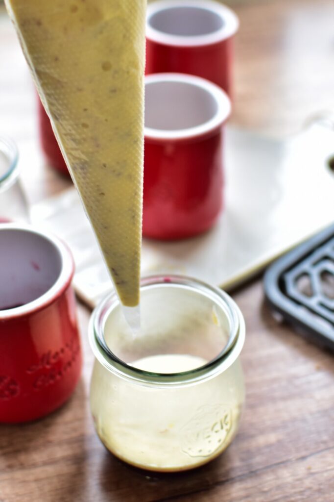 Tipp für diesen Weihnachtsnachtisch: Die Spekulatiuscreme wird mit einem Spritzbeutel in das Glas gefüllt.