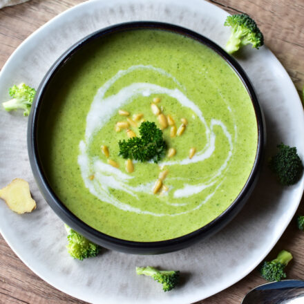 Brokkolicremesuppe einfaches Rezept: In einer Schale serviert