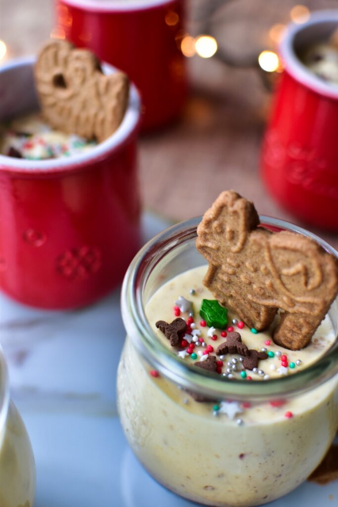 Festlich angerichtetes Spekulatius Dessert im Glas mit Kirschkompott und Spekulatiusbröseln