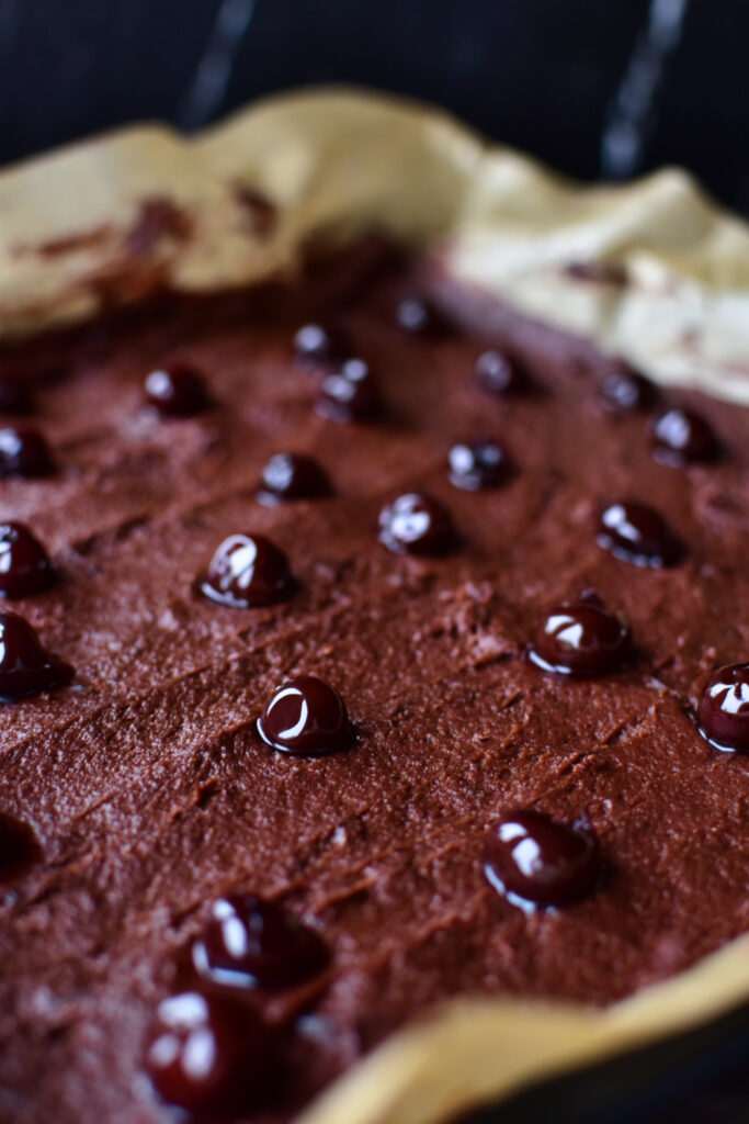 Der Teig wurde mit Kirschen belegt und ist bereit, gebacken zu werden.