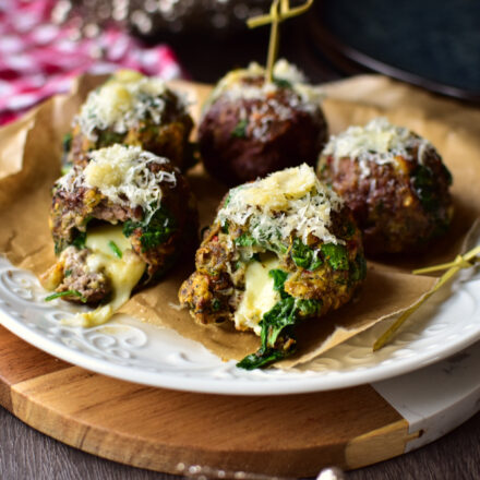 Käsefrikadellen als Snack auf einem Partybuffet angerichtet. Knusprig aus dem Airfryer.