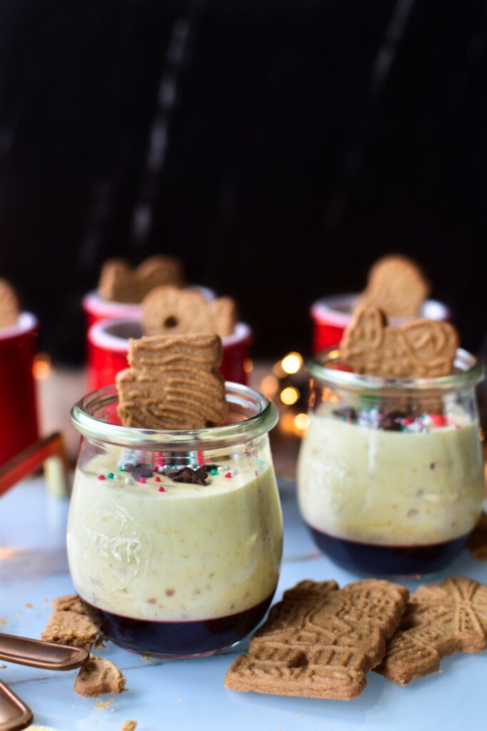 Weihnachtsdessert im Glas mit Spekulatius, Sahne und Kirschen