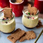 Spekulatius Dessert im Glas – cremige Schichten mit Kirschen, dekoriert mit Streuseln