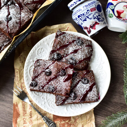 Schokoladiger Weihnachtskuchen-Blechkuchen, dekoriert mit Amarena-Kirschen und Puderzucker