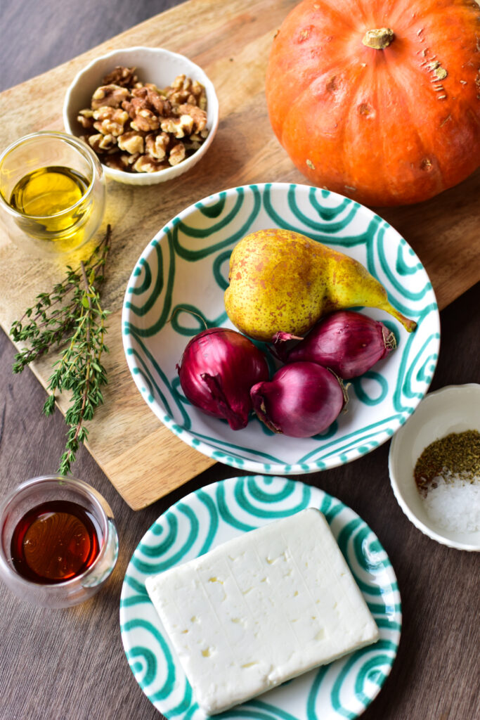 Zutaten für gesundes Ofen-Gemüse mit Hokkaido, Birne, Feta und Walnüssen