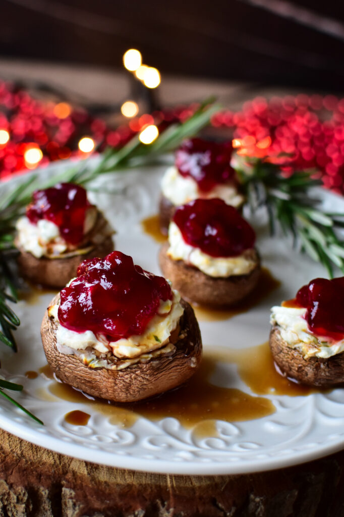 Airfryer-Gericht: Gefüllte Champignons mit Ziegenkäse und süß-säuerlicher Cranberry-Garnitur.