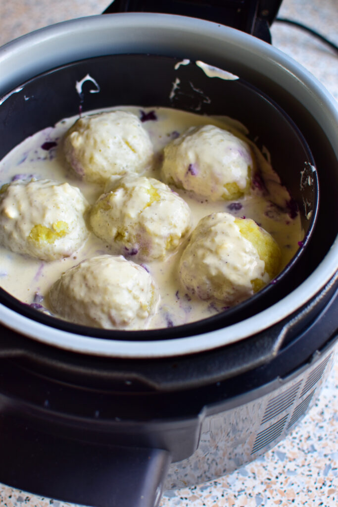 Knödel in Schichten mit Rotkohl und Schmelzkäse-Sahne-Sauce, überbacken im Airfryer