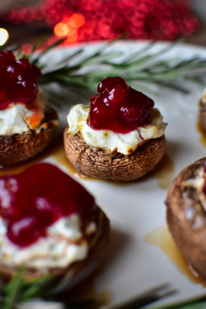 Gefüllte Pilze im Airfryer mit Ziegenkäse und Cranberry-Sauce – angerichtet auf einem weißen Teller.