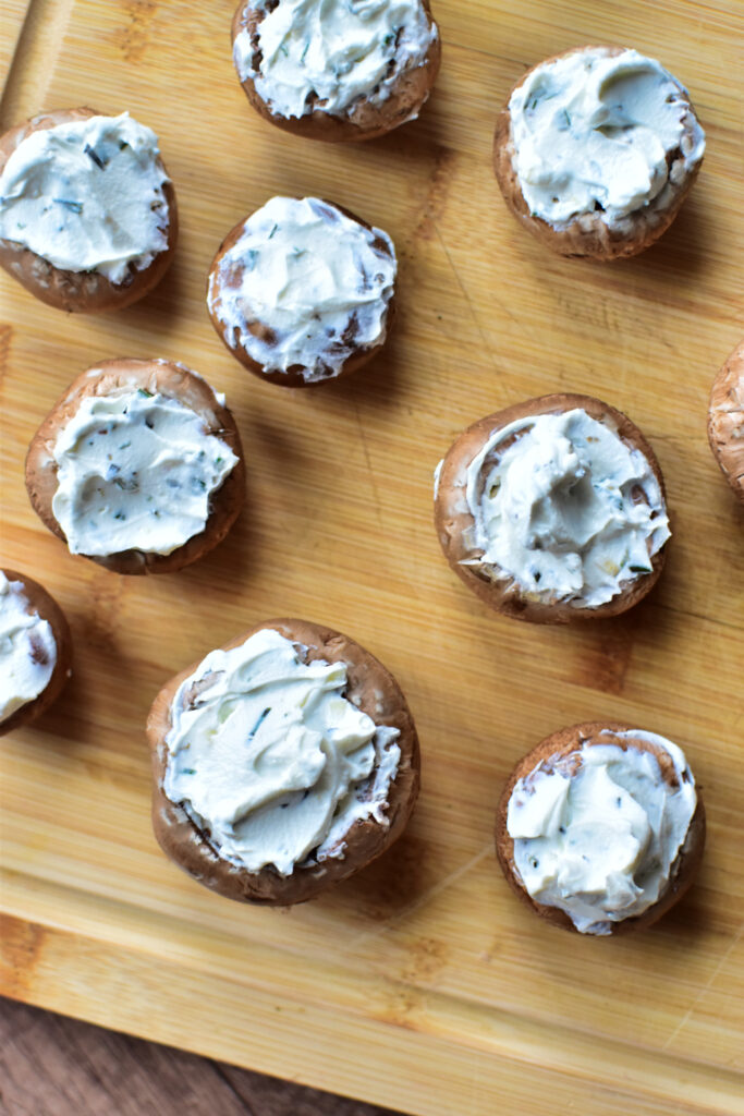 Vorbereitung von Pilzen im Airfryer: Champignons mit cremiger Füllung vor dem Backen.