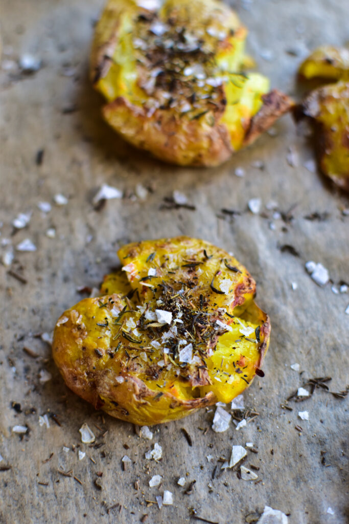 Detailaufnahme der Smashed Potatoes aus dem Ofen.