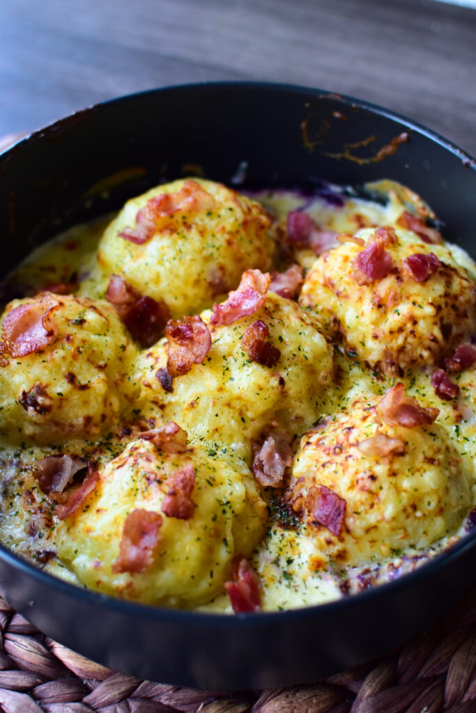 Schnelles und einfaches Weihnachtsessen: Airfryer-Knödelauflauf mit Käse und Rotkohl