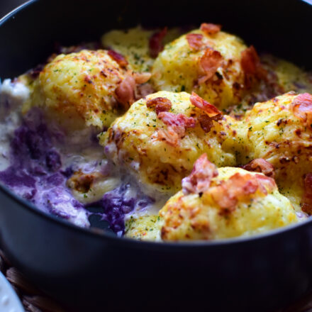 Knödelauflauf mit Rotkohl, cremiger Käsesauce und knusprigem Bacon – perfektes Weihnachtsessen