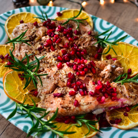Lachs im Slow Cooker als Weihnachtsfestessen mit Orangen und Granatapfelkernen