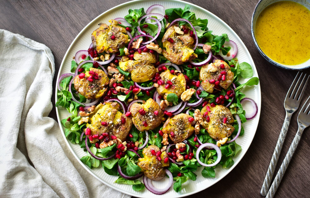 Knusprig, frisch, gesund: Wintersalat mit Smashed Potatoes