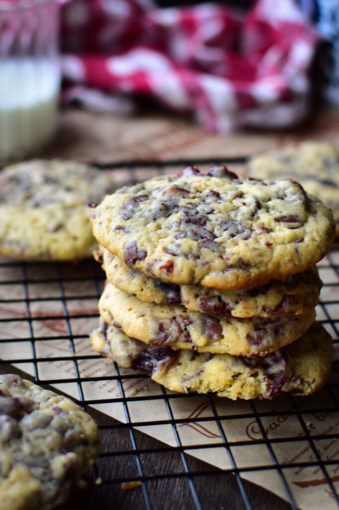 Weiche Cookies mit Kirschen und Schokolade auf einem Abkühlgitter.