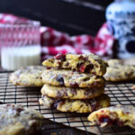 Weiche Cookies mit Schokolade und Kirschen auf einem Abkühlblech