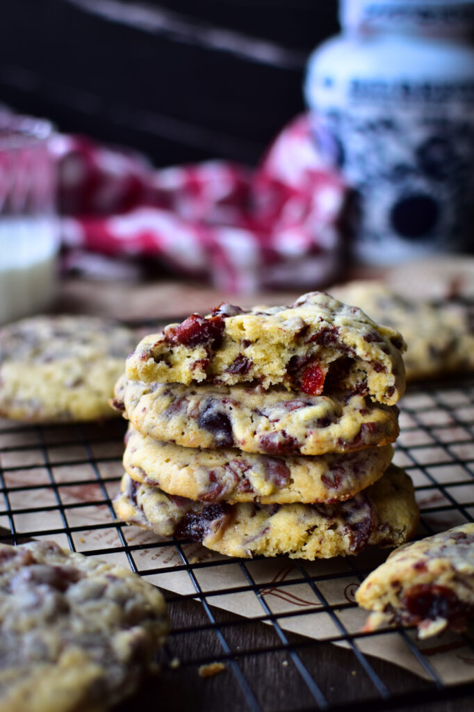 Weiche Cookies mit einer Füllung aus Kirschen und Schokolade übereinander gelegt.