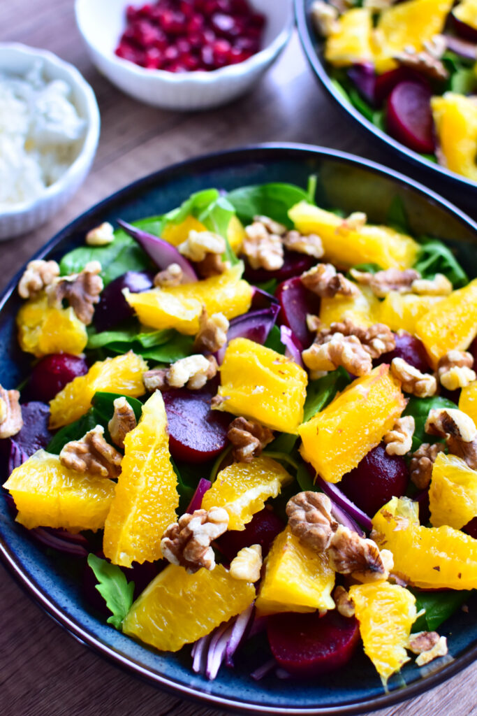 Gesunder Rote Bete Salat mit Granatapfel, gerösteten Walnüssen und selbstgemachtem Dressing.