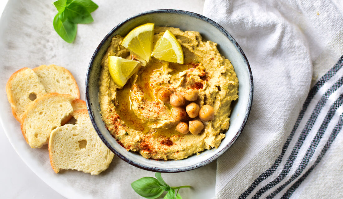 Hummus Rezept einfach mit Zitrone und geröstetem Knoblauch