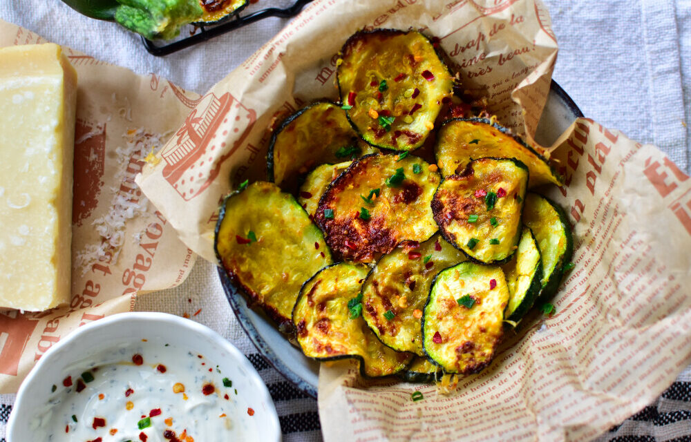 Zucchini-Chips mit Parmesan aus der Heißluftfritteuse