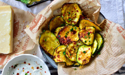 Zucchini-Chips mit Parmesan aus der Heißluftfritteuse