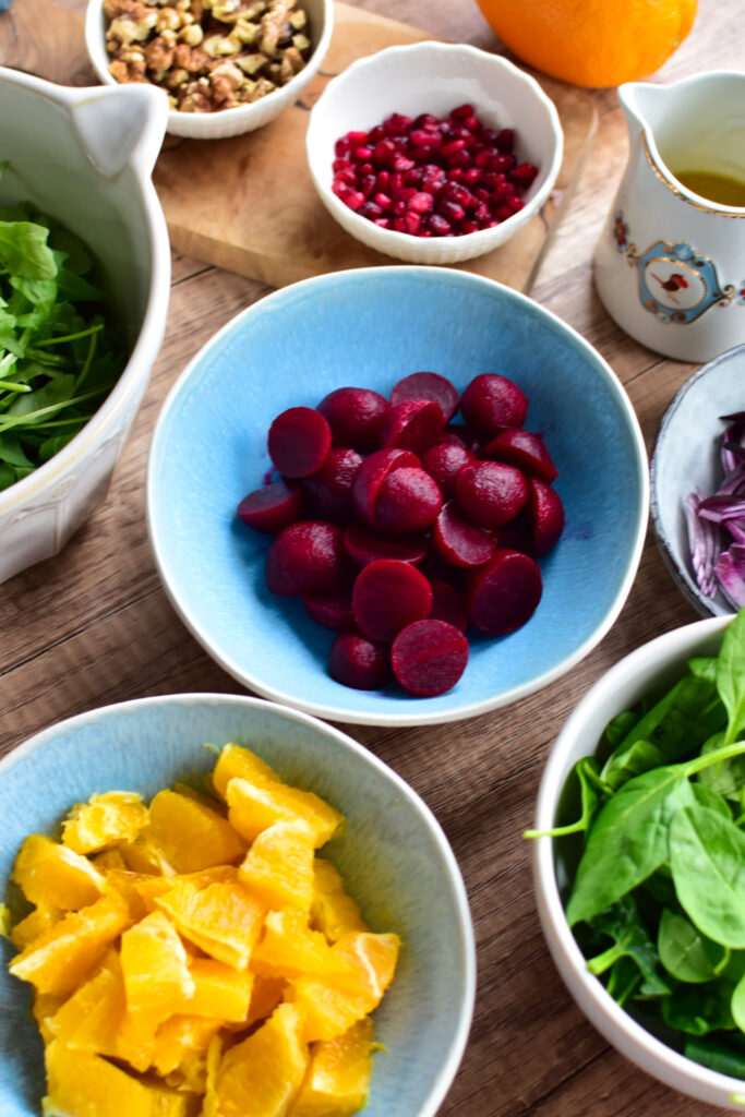 Farbenfroher Wintersalat mit Rote Bete, frischen Orangen und einem Zitronen-Honig-Dressing: Die Zutaten auf einen Blick.