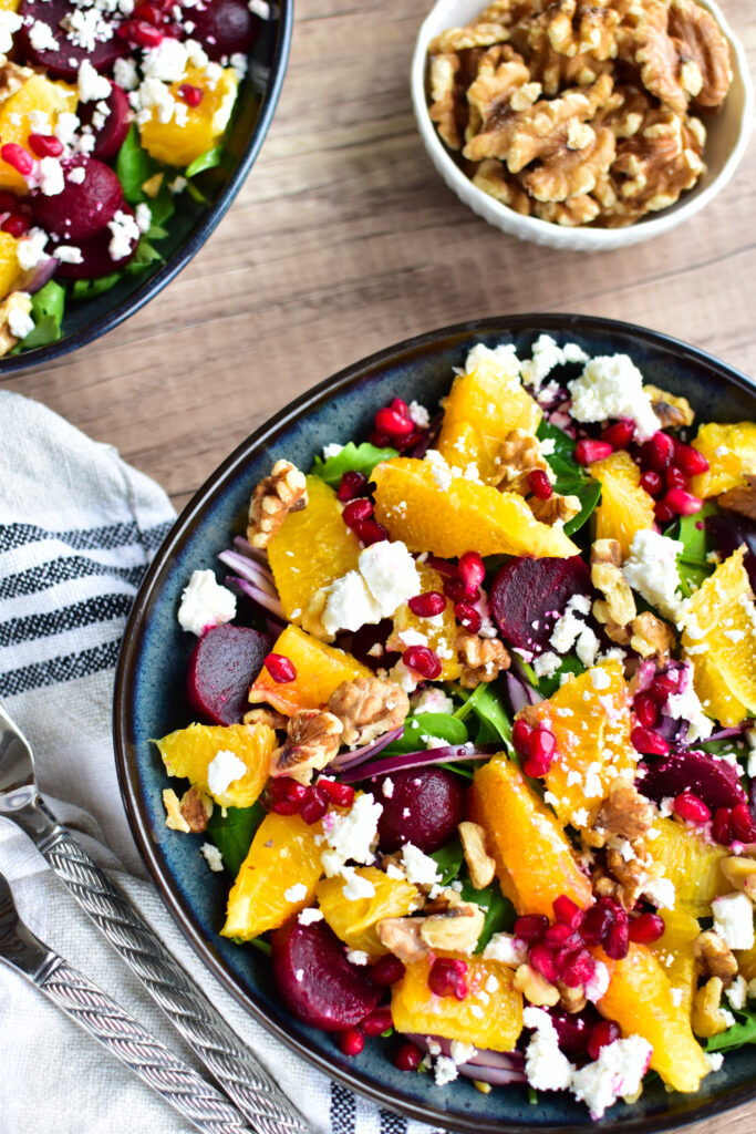 Wintersalat mit Rote Bete, Orangenfilets, Babyspinat, Rucola und cremigem Feta.