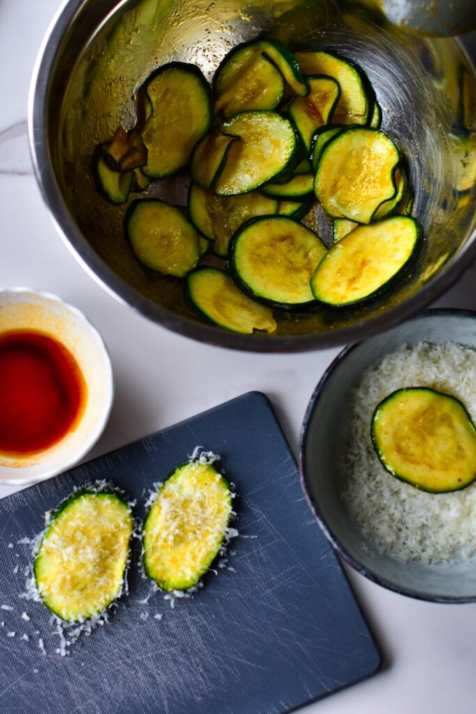 Zucchinis werden mit Parmesan paniert