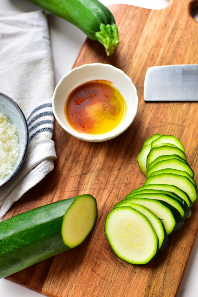 Zutaten auf einen Blick: Gewürze und frische Zucchini auf einer Küchenplatte arrangiert