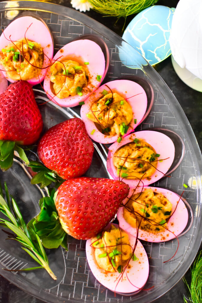 Farbintensive gefüllte Eier mit einem pinken Touch, die als Bestandteil der Osterbrunch Ideen das Buffet und das Frühstück zu einem echten Hingucker machen.